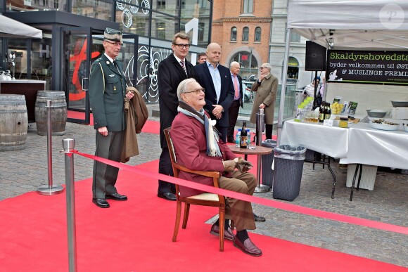 Le prince Henrik de Danemark à la brasserie Thisted lors de l'ouverture de la saison de la moule à Copenhague, le 9 octobre 2015.