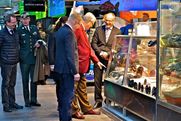 Le prince Henrik de Danemark à la brasserie Thisted lors de l'ouverture de la saison de la moule à Copenhague, le 9 octobre 2015.