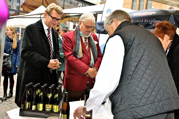 Le prince Henrik de Danemark à la brasserie Thisted lors de l'ouverture de la saison de la moule à Copenhague, le 9 octobre 2015.