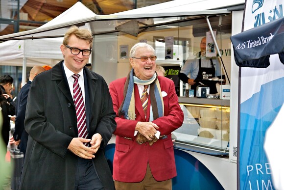 Le prince Henrik de Danemark à la brasserie Thisted lors de l'ouverture de la saison de la moule à Copenhague, le 9 octobre 2015.