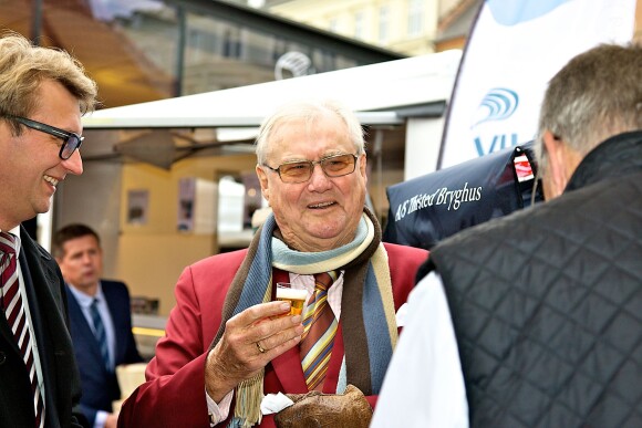 Le prince Henrik de Danemark à la brasserie Thisted lors de l'ouverture de la saison de la moule à Copenhague, le 9 octobre 2015.