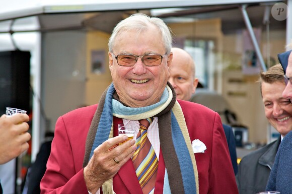 Le prince Henrik de Danemark à la brasserie Thisted lors de l'ouverture de la saison de la moule à Copenhague, le 9 octobre 2015.