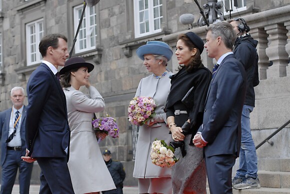 Le prince Joachim, la princesse Marie, la princesse Benedikte, la princesse Mary et le prince Frederik de Danemark - La famille royale de Danemark est accueillie par la nouvelle présidente du Parlement Pia Kjaersgaard et Helle Thorning-Schmidt lors de l'ouverture du parlement danois au château Christiansborg à Copenhague, le 6 octobre 2015.