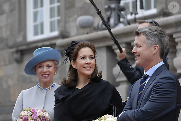 La princesse Benedikte, la princesse Mary et le prince Frederik de Danemark - La famille royale de Danemark est accueillie par la nouvelle présidente du Parlement Pia Kjaersgaard et Helle Thorning-Schmidt lors de l'ouverture du parlement danois au château Christiansborg à Copenhague, le 6 octobre 2015.