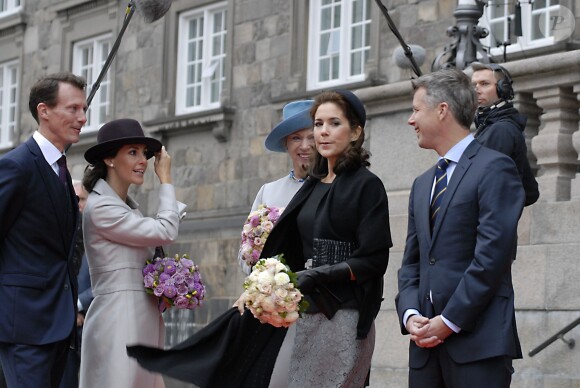 Le prince Joachim, la princesse Marie, la princesse Benedikte, la princesse Mary et le prince Frederik de Danemark - La famille royale de Danemark est accueillie par la nouvelle présidente du Parlement Pia Kjaersgaard et Helle Thorning-Schmidt lors de l'ouverture du parlement danois au château Christiansborg à Copenhague, le 6 octobre 2015.