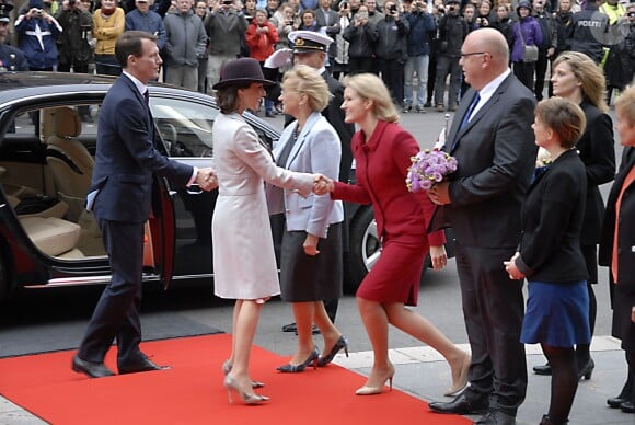 Le prince Joachim et la princesse Marie de Danemark - La famille royale de Danemark est accueillie par la nouvelle présidente du Parlement Pia Kjaersgaard et Helle Thorning-Schmidt lors de l'ouverture du parlement danois au château Christiansborg à Copenhague, le 6 octobre 2015.