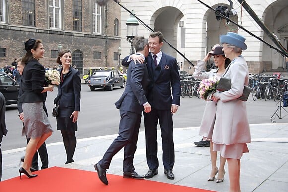 L'embrassade du prince Frederik de Danemark et de son frère le prince Joachim sous les yeux de leurs épouses respectives la princesse Mary et la princesse Marie. La famille royale de Danemark est accueillie par la nouvelle présidente du Parlement Pia Kjaersgaard et Helle Thorning-Schmidt lors de l'ouverture du parlement danois au château Christiansborg à Copenhague, le 6 octobre 2015.