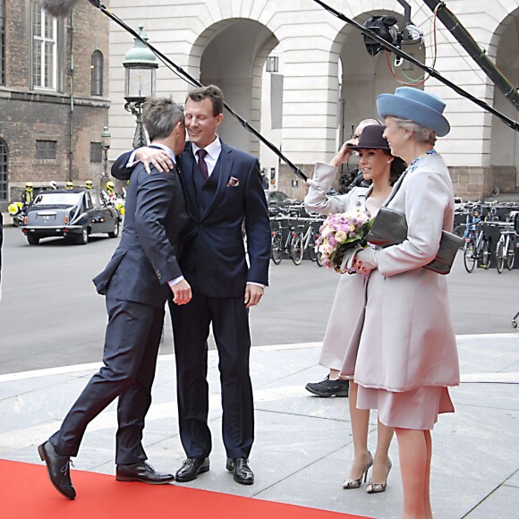 L'embrassade du prince Frederik de Danemark et de son frère le prince Joachim sous les yeux de leurs épouses respectives la princesse Mary et la princesse Marie. La famille royale de Danemark est accueillie par la nouvelle présidente du Parlement Pia Kjaersgaard et Helle Thorning-Schmidt lors de l'ouverture du parlement danois au château Christiansborg à Copenhague, le 6 octobre 2015.