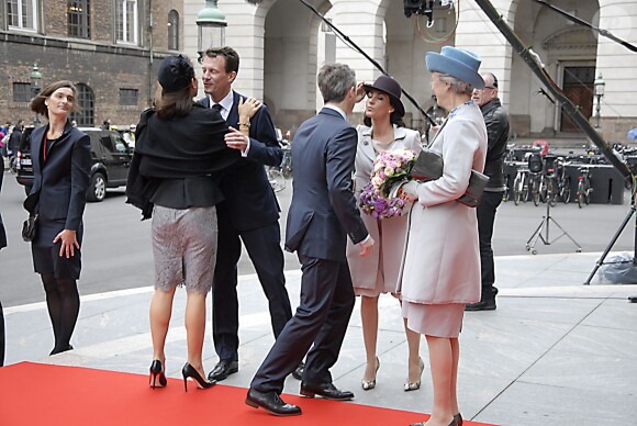 La princesse Mary, le prince Frederik, le prince Joachim, la princesse Marie et la princesse Benedikte de Danemark - La famille royale de Danemark est accueillie par la nouvelle présidente du Parlement Pia Kjaersgaard et Helle Thorning-Schmidt lors de l'ouverture du parlement danois au château Christiansborg à Copenhague, le 6 octobre 2015.