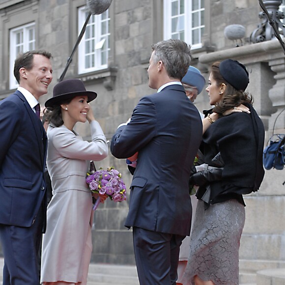 Le prince Joachim, la princesse Marie, la princesse Mary et le prince Frederik de Danemark - La famille royale de Danemark est accueillie par la nouvelle présidente du Parlement Pia Kjaersgaard et Helle Thorning-Schmidt lors de l'ouverture du parlement danois au château Christiansborg à Copenhague, le 6 octobre 2015.