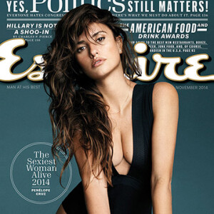 Penelope Cruz en couverture du magazine Esquire, qui l'a élue Femme la plus sexy, daté du mois de novembre 2014.