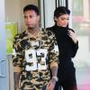 Kylie Jenner et son petit ami Tyga font du shopping au Westfield Mall à Woodland Hills, le 6 octobre 2015