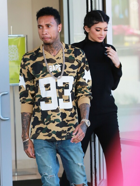 Kylie Jenner et son petit ami Tyga font du shopping au Westfield Mall à Woodland Hills, le 6 octobre 2015