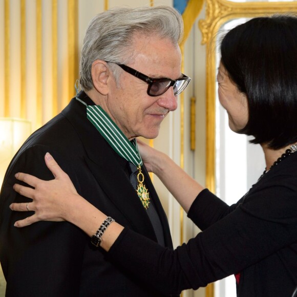 Harvey Keitel et Fleur Pellerin, ministre de la culture - Remise de décoration de Commandeur de l'Ordre des Arts et des Lettres à Harvey Keitel au ministère de la culture à Paris le 13 octobre 2015.