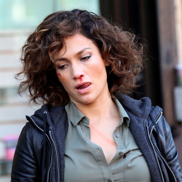 Jennifer Lopez, du sang et des cicatrices aux visages, sur le tournage de la série 'Shades of Blue' à New York, le 13 octobre 2015