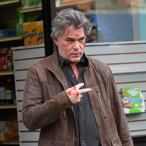 Ray Liotta, du sang et des cicatrices aux visages, sur le tournage de la série 'Shades of Blue' à New York, le 13 octobre 2015