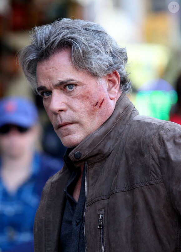 Ray Liotta, du sang et des cicatrices aux visages, sur le tournage de la série 'Shades of Blue' à New York, le 13 octobre 2015