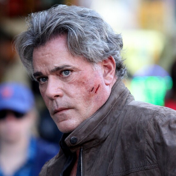 Ray Liotta, du sang et des cicatrices aux visages, sur le tournage de la série 'Shades of Blue' à New York, le 13 octobre 2015