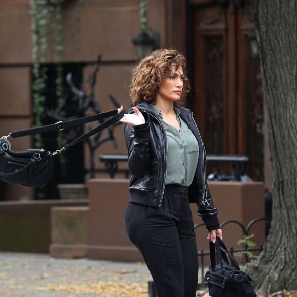 Jennifer Lopez marche dans la rue à New York, le 13 octobre 2015.