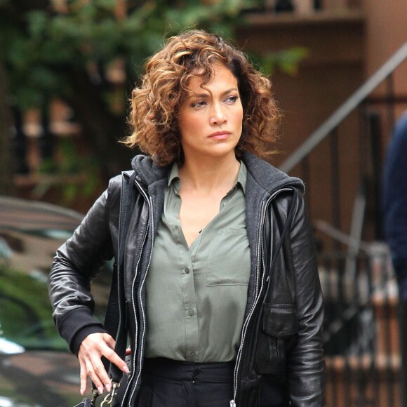 Jennifer Lopez marche dans la rue à New York, le 13 octobre 2015.