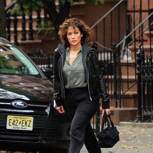 Jennifer Lopez marche dans la rue à New York, le 13 octobre 2015.