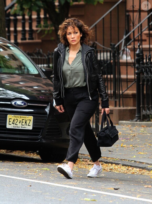 Jennifer Lopez marche dans la rue à New York, le 13 octobre 2015.