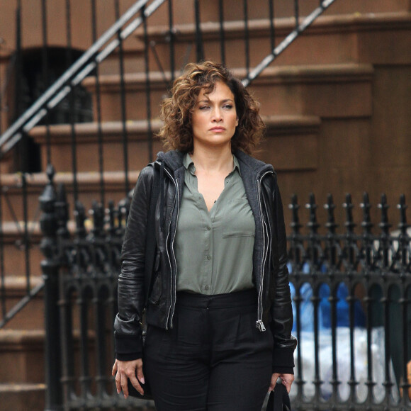 Jennifer Lopez marche dans la rue à New York, le 13 octobre 2015.