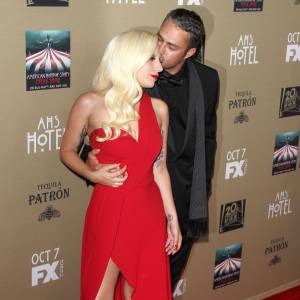 Lady Gaga et son fiancé Taylor Kinney à la première de «American Horror Story» à Los Angeles, le 3 octobre 2015