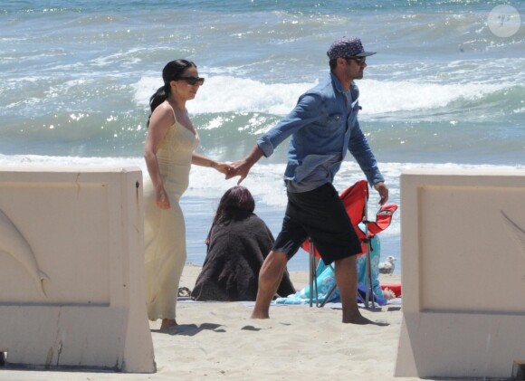 Lady Gaga et Taylor Kinner sur la plage à Los Angeles, le 2 mai 2015