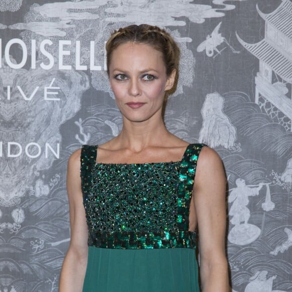 Vanessa Paradis - Photocall lors du vernissage de l'exposition Chanel "Mademoiselle Privé" à la Galerie Saatchi à Londres, le 12 octobre 2015.