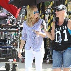 Jennifer Aniston et Kate Hudson sur le tournage "Mother Day" à Atlanta le 11 septembre 2015.