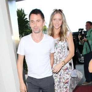 Matthew Bellamy et sa petite amie Elle Evans arrivent à l'aéroport de Los Angeles, le 13 octobre 2015.