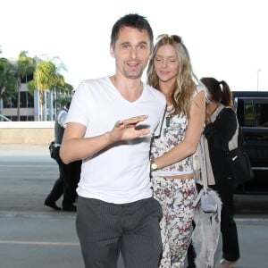 Matthew Bellamy et sa petite amie Elle Evans arrivent à l'aéroport de Los Angeles, le 13 octobre 2015.