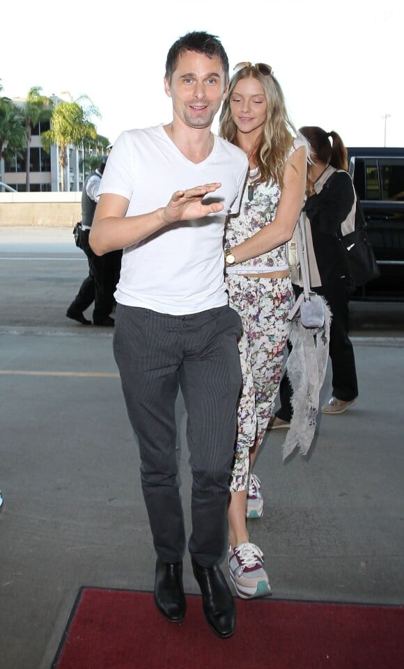 Matthew Bellamy et sa petite amie Elle Evans arrivent à l'aéroport de Los Angeles, le 13 octobre 2015.