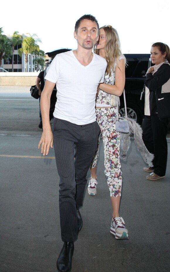 Matthew Bellamy et sa petite amie Elle Evans arrivent à l'aéroport de Los Angeles, le 13 octobre 2015