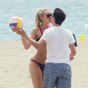 Exclusif - Matthew Bellamy et sa petite-amie Elle Evans jouent au volley-ball sur la plage à Malibu, le 2 août 2015.