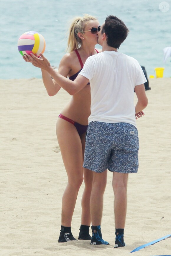 Exclusif - Matthew Bellamy et sa petite-amie Elle Evans jouent au volley-ball sur la plage à Malibu, le 2 août 2015.