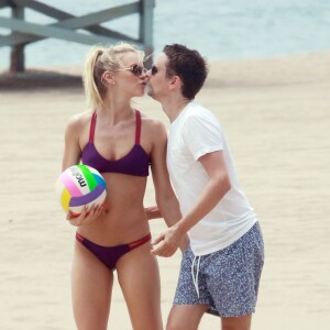 Exclusif - Matthew Bellamy et sa petite-amie Elle Evans jouent au volley-ball sur la plage à Malibu, le 2 août 2015.