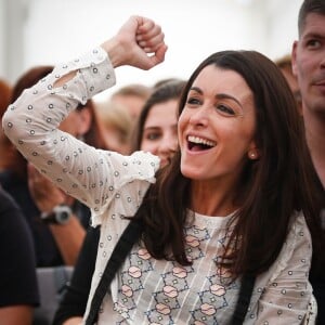 Exclusif - Jenifer Bartoli a tenu à apporter cette année encore son soutien à l'association 'La Marie Do' à Ajaccio en Corse le 10 octobre 2015. C'est sur la place Miot, à Ajaccio, que la chanteuse est venue rendre visite aux bénévoles et au public. De nombreux fans étaient présents pour tenter d'obtenir une photo ou un autographe de sa part mais également pour l'entendre chanter 'Ricordu', une chanson corse interprétée aux côtés de Laurent Buschini et extraite de l'album Corsu Mezu Mezu (duos corso-français). Jenifer a ensuite assisté au concert de l'école de chant Natale Luciani après une interview pour une radio locale.