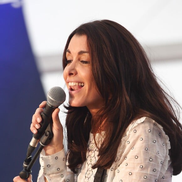 Exclusif - Jenifer Bartoli a tenu à apporter cette année encore son soutien à l'association 'La Marie Do' à Ajaccio en Corse le 10 octobre 2015. C'est sur la place Miot, à Ajaccio, que la chanteuse est venue rendre visite aux bénévoles et au public. De nombreux fans étaient présents pour tenter d'obtenir une photo ou un autographe de sa part mais également pour l'entendre chanter 'Ricordu', une chanson corse interprétée aux côtés de Laurent Buschini et extraite de l'album Corsu Mezu Mezu (duos corso-français). Jenifer a ensuite assisté au concert de l'école de chant Natale Luciani après une interview pour une radio locale.