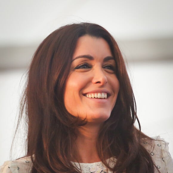 Exclusif - Jenifer Bartoli a tenu à apporter cette année encore son soutien à l'association 'La Marie Do' à Ajaccio en Corse le 10 octobre 2015. C'est sur la place Miot, à Ajaccio, que la chanteuse est venue rendre visite aux bénévoles et au public. De nombreux fans étaient présents pour tenter d'obtenir une photo ou un autographe de sa part mais également pour l'entendre chanter 'Ricordu', une chanson corse interprétée aux côtés de Laurent Buschini et extraite de l'album Corsu Mezu Mezu (duos corso-français). Jenifer a ensuite assisté au concert de l'école de chant Natale Luciani après une interview pour une radio locale.