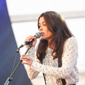 Exclusif - Jenifer Bartoli a tenu à apporter cette année encore son soutien à l'association 'La Marie Do' à Ajaccio en Corse le 10 octobre 2015. C'est sur la place Miot, à Ajaccio, que la chanteuse est venue rendre visite aux bénévoles et au public. De nombreux fans étaient présents pour tenter d'obtenir une photo ou un autographe de sa part mais également pour l'entendre chanter 'Ricordu', une chanson corse interprétée aux côtés de Laurent Buschini et extraite de l'album Corsu Mezu Mezu (duos corso-français). Jenifer a ensuite assisté au concert de l'école de chant Natale Luciani après une interview pour une radio locale.