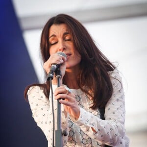 Exclusif - Jenifer Bartoli a tenu à apporter cette année encore son soutien à l'association 'La Marie Do' à Ajaccio en Corse le 10 octobre 2015. C'est sur la place Miot, à Ajaccio, que la chanteuse est venue rendre visite aux bénévoles et au public. De nombreux fans étaient présents pour tenter d'obtenir une photo ou un autographe de sa part mais également pour l'entendre chanter 'Ricordu', une chanson corse interprétée aux côtés de Laurent Buschini et extraite de l'album Corsu Mezu Mezu (duos corso-français). Jenifer a ensuite assisté au concert de l'école de chant Natale Luciani après une interview pour une radio locale.