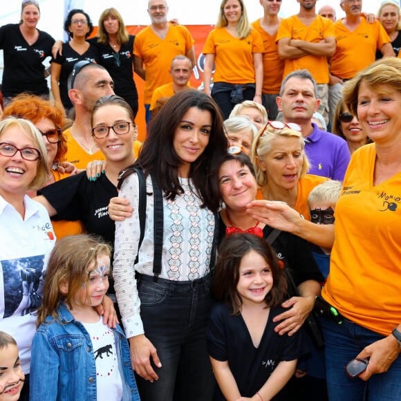 Exclusif - Jenifer Bartoli a tenu à apporter cette année encore son soutien à l'association 'La Marie Do' à Ajaccio en Corse le 10 octobre 2015. C'est sur la place Miot, à Ajaccio, que la chanteuse est venue rendre visite aux bénévoles et au public. De nombreux fans étaient présents pour tenter d'obtenir une photo ou un autographe de sa part mais également pour l'entendre chanter 'Ricordu', une chanson corse interprétée aux côtés de Laurent Buschini et extraite de l'album Corsu Mezu Mezu (duos corso-français). Jenifer a ensuite assisté au concert de l'école de chant Natale Luciani après une interview pour une radio locale.