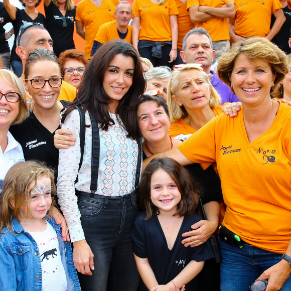 Exclusif - Jenifer Bartoli a tenu à apporter cette année encore son soutien à l'association 'La Marie Do' à Ajaccio en Corse le 10 octobre 2015. C'est sur la place Miot, à Ajaccio, que la chanteuse est venue rendre visite aux bénévoles et au public. De nombreux fans étaient présents pour tenter d'obtenir une photo ou un autographe de sa part mais également pour l'entendre chanter 'Ricordu', une chanson corse interprétée aux côtés de Laurent Buschini et extraite de l'album Corsu Mezu Mezu (duos corso-français). Jenifer a ensuite assisté au concert de l'école de chant Natale Luciani après une interview pour une radio locale.