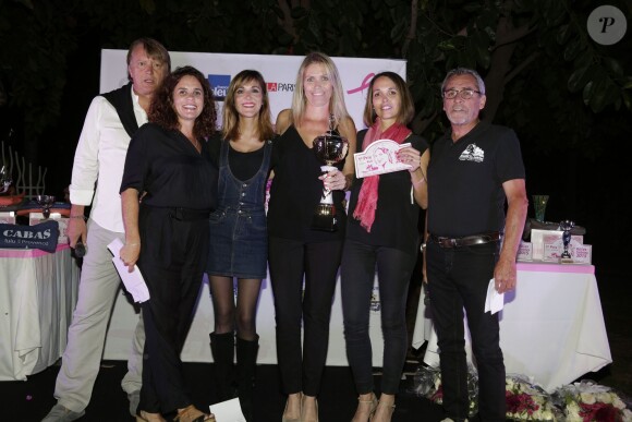 Lionel Chamoulaud, Géraldine Rey, Victoria Bedos, et Jean-Jacques Rey récompensent les gagnantes du Rallye à la soirée de clôture du 15e 'Trophée Roses des Sables', parrainé par Victoria Bedos, à Marrakech, le 17 octobre 2015.