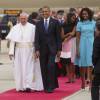 Le pape François arrive à la Base de Andrews accueilli par le président américain Barack Obama, sa femme Michelle Obama et leurs filles Malia et Sasha Obama près de Washington le 22 septembre 2015