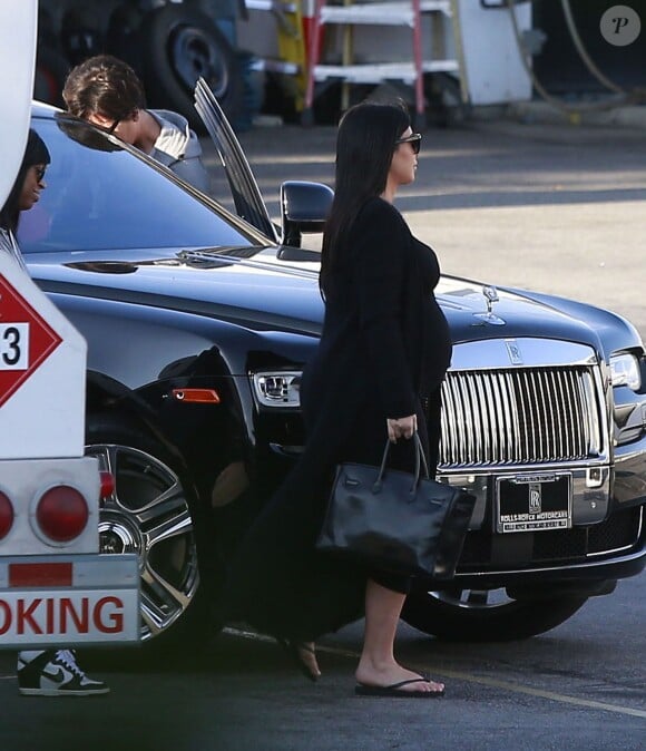 Kim Kardashian enceinte et sa mère Kris Jenner à l'aéroport de Van Nuys, le 17 octobre 2015, direction Las Vegas où est hospitalisé Lamar Odom