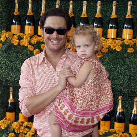 Oliver Hudson et sa fille Rio Laura à la 6ème soirée annuelle «Veuve Clicquot Polo Classic» à Pacific Palisades, le 17 octobre 2015