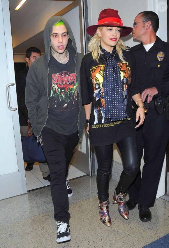 Rita Ora (chaussures Tommy Hilfiger) et son petit-ami Ricky Hil (Richard Hilfiger) arrivent à l'aéroport de LAX à Los Angeles, le 22 octobre 2014.